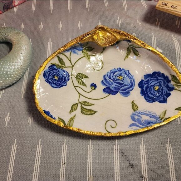 DECOUPAGE CLAM SHELL DECOUPAGE BLUE FLOWERS ON A CLAM SHELL TRINKET DISH - Picture 4 of 12